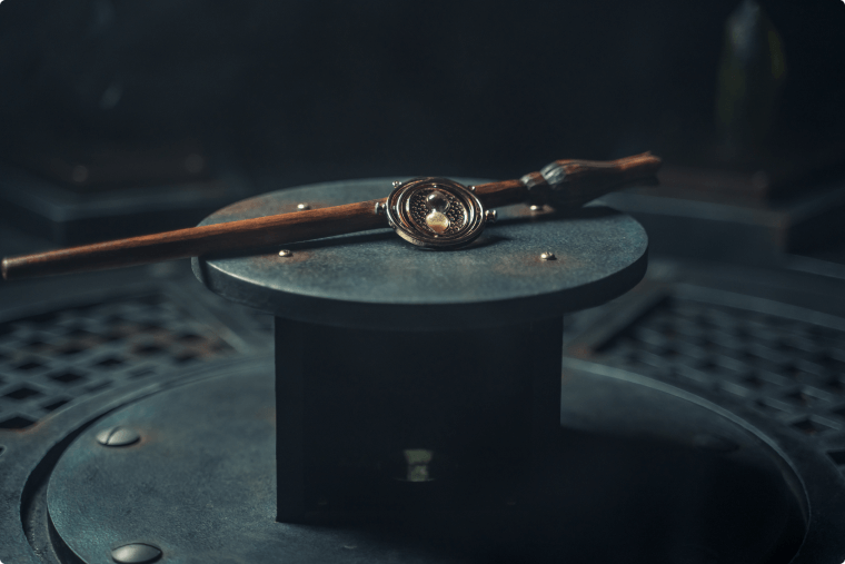 Une baguette magique posée sur un artifact dans l'escape game Harry Potter