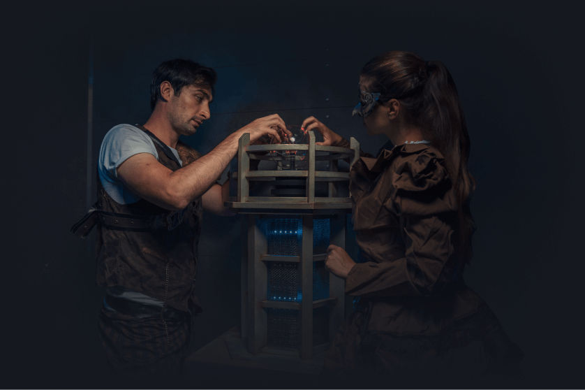 un homme et une femme réusissant une énigme dans un escape game Steampunk