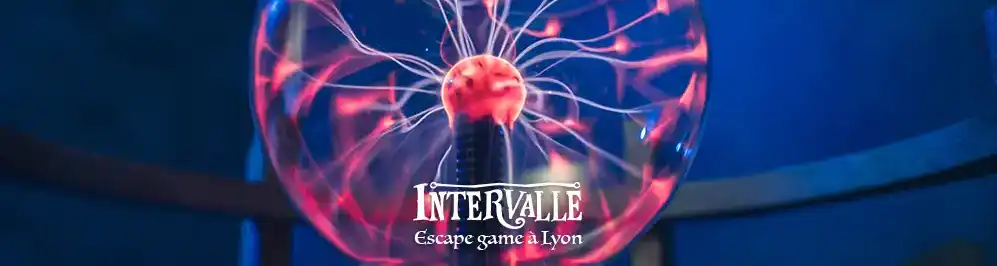 une boule Tesla eclairee en violet dans un escape game mecanisation a Lyon