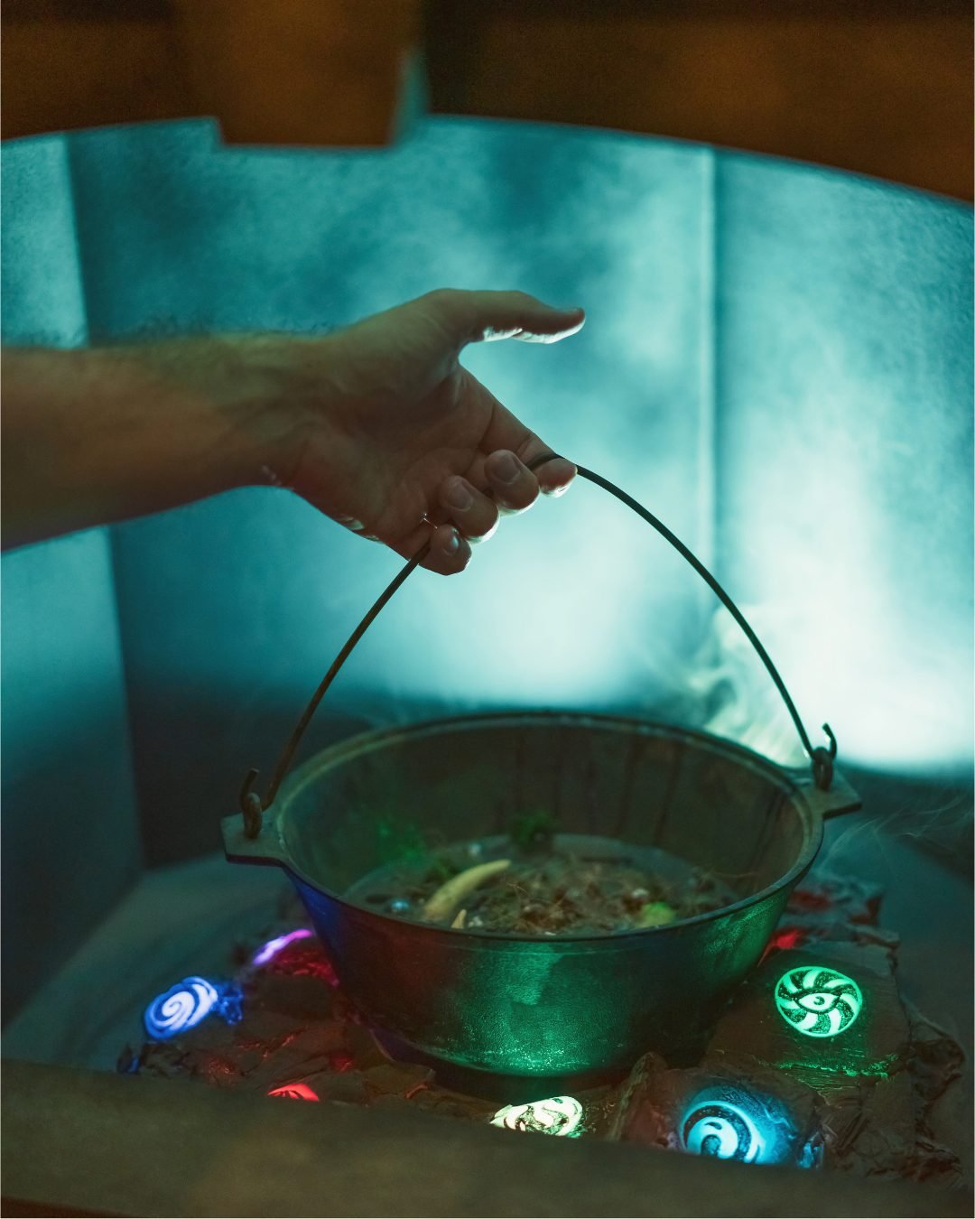 Un chaudron magique lumineux à soulever pour résoudre une énigme dans l'escape game sorcellerie à Lyon